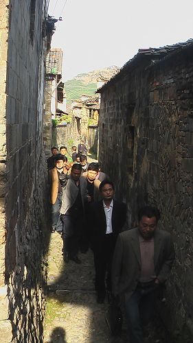 夕阳下穿梭在大陈古巷