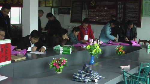 计票工作在紧张地进行