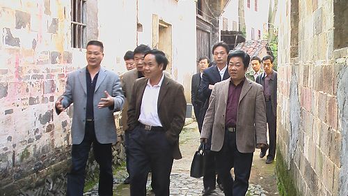 走在青石小路上～