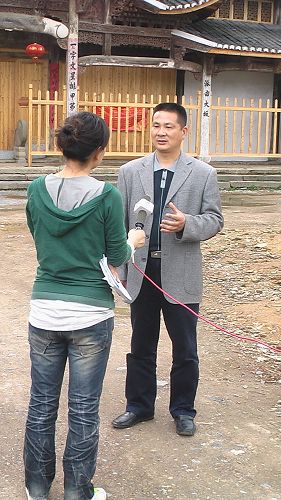 汪书记在汪氏宗祠门口为记者介绍祠堂历史