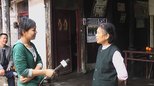 卫生示范户徐合仙与记者分享家庭清洁经验