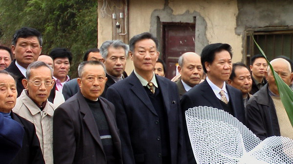 在宣读祭文前的肃穆