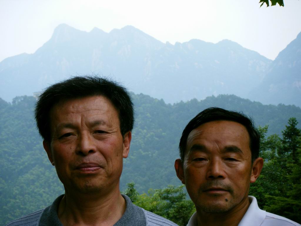 在岔路口拍睡佛二人照