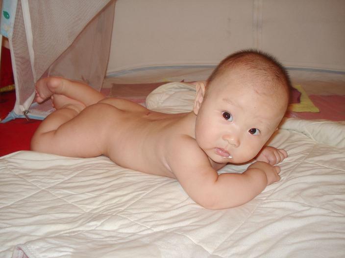 我靠，竟然忘了穿泳裤，走光了，我吐（奶）