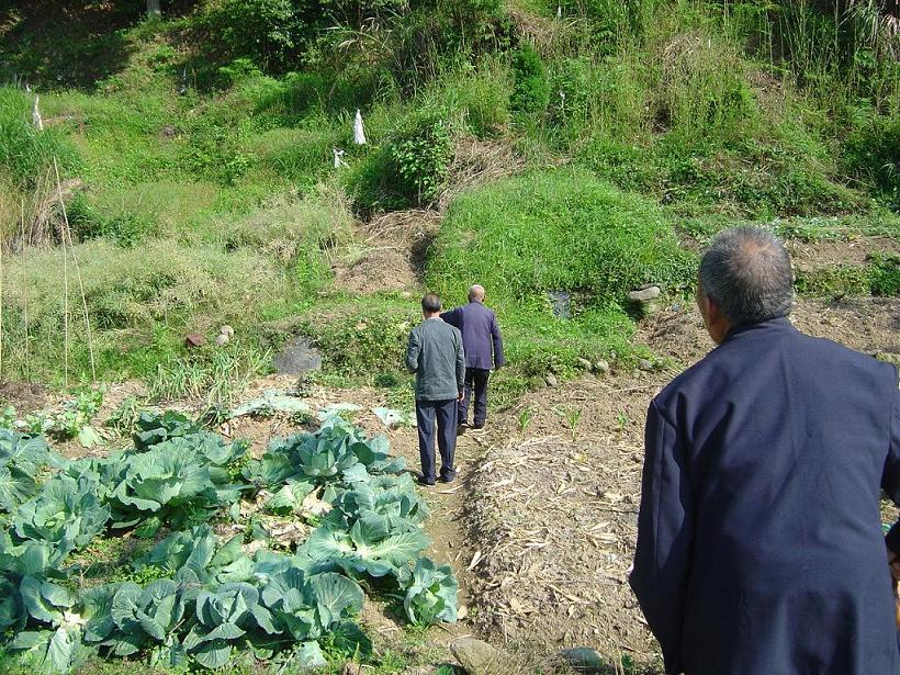 几 位 村 中 长 者 5月 份 到 实 地 考 证 ,可 是 如 今 变 化 太 大 ,具 体 位 置 还 是 定 不 下