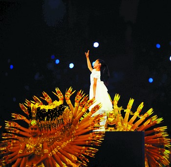 汪伊美用手语“熄灭”圣火