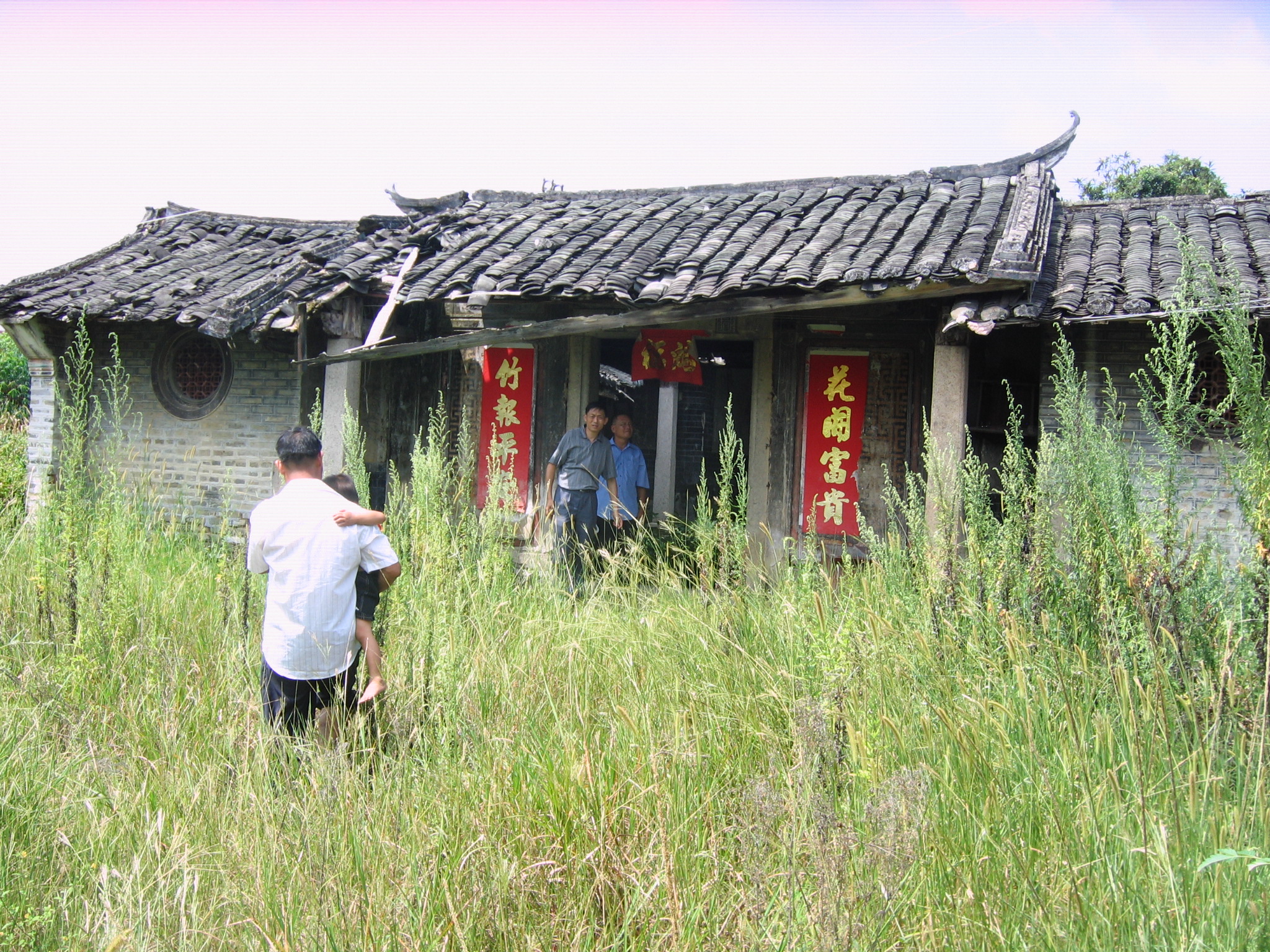 因为年久失修现已面临倒遢的危险~宗词已经几百年历史！