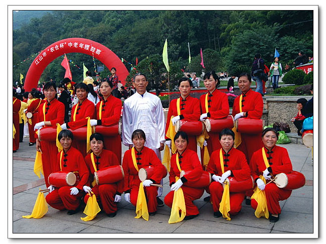 参加比赛的腰鼓队员