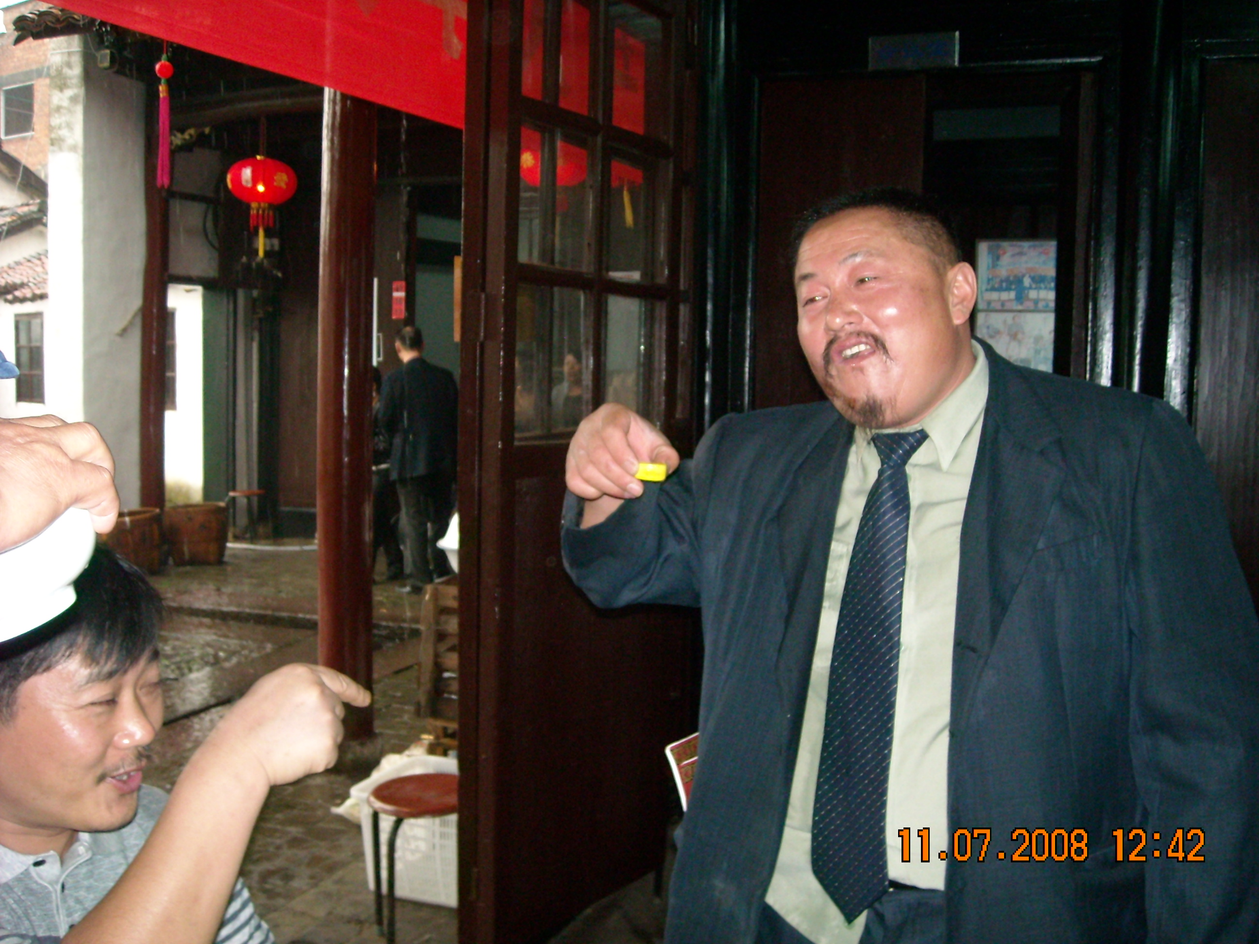 我不会喝酒用瓶盖和宗亲汪家小宝对喝