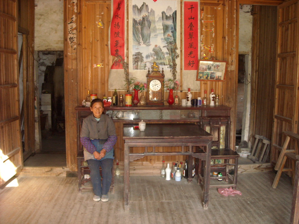 屋里还有厚厚木地板呢