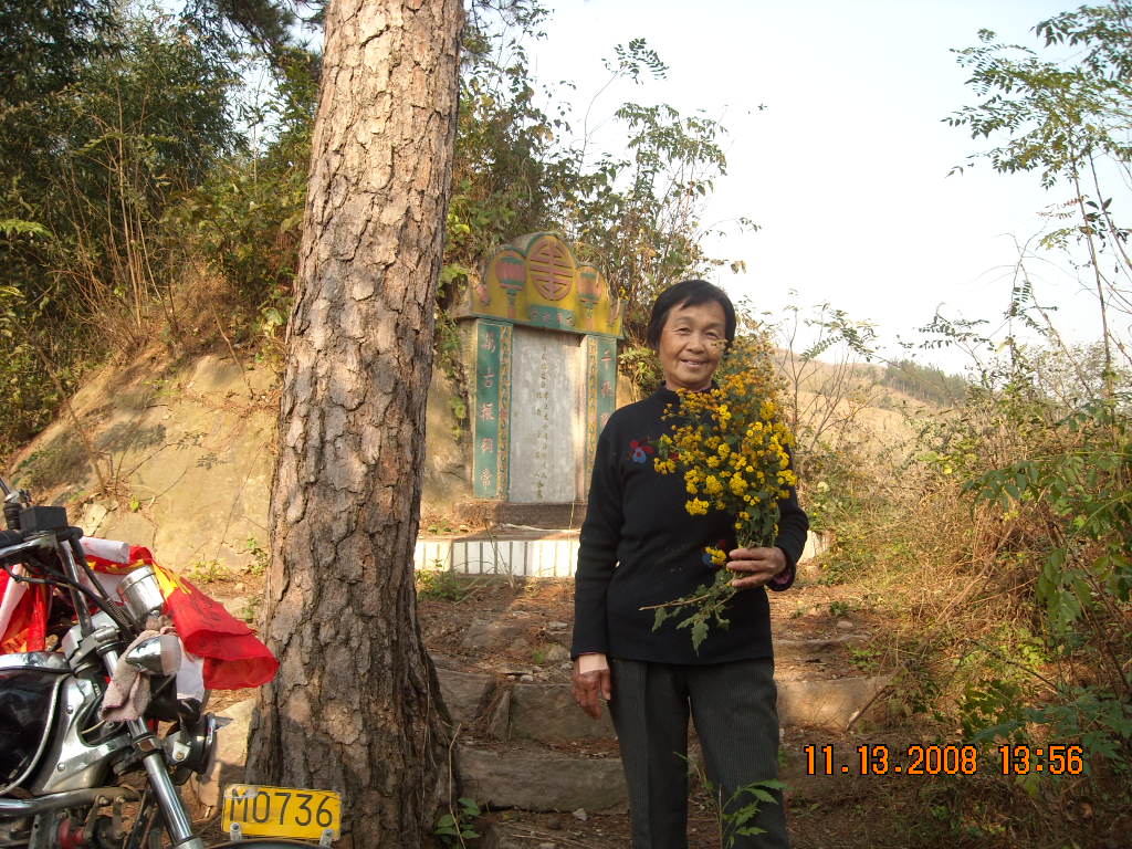 储±荣婶婶可不简单，真是贤妻良母教育孩子如何做人，有二男三女个个都在社会上混得有么有样，个个事业成功