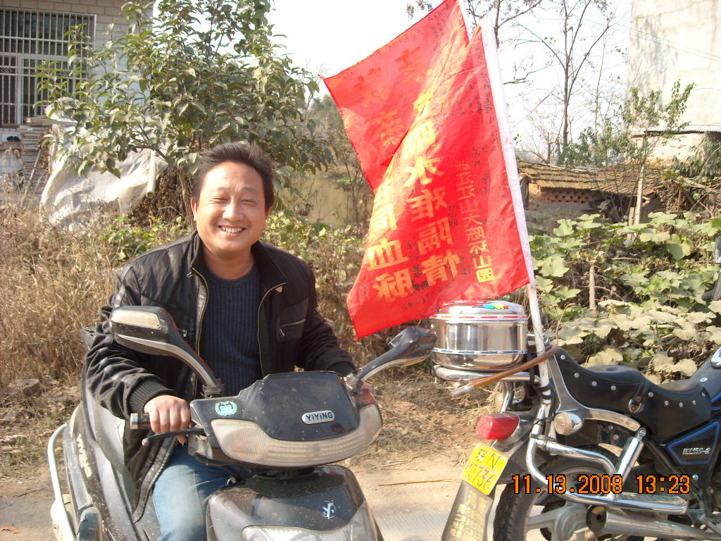 汪伦忠是汪氏102世后裔笑得多开心那