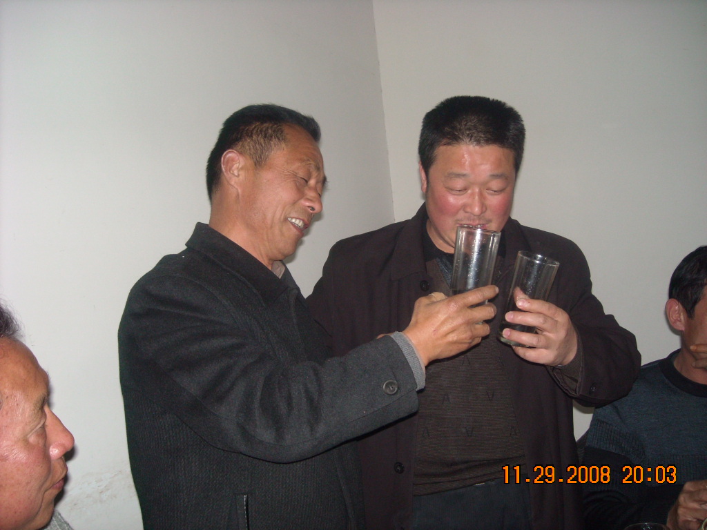 立品和外孙比喝酒