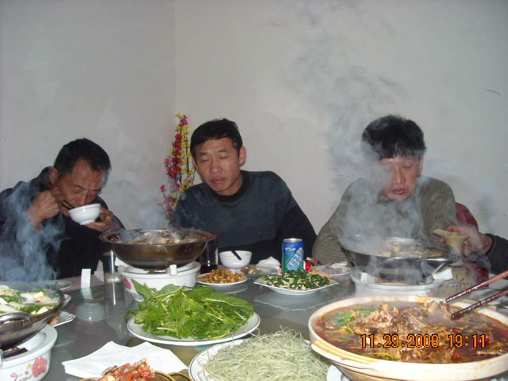 多丰盛酒席中间是古碑镇书记