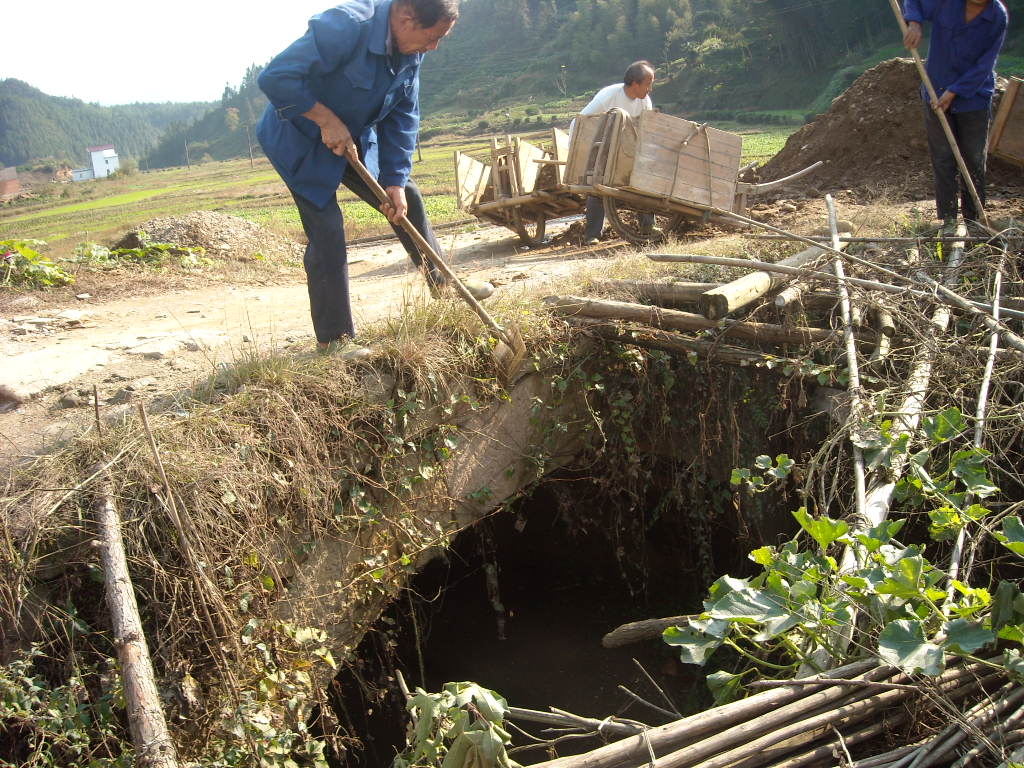 旌城的小桥字迹清楚可见
