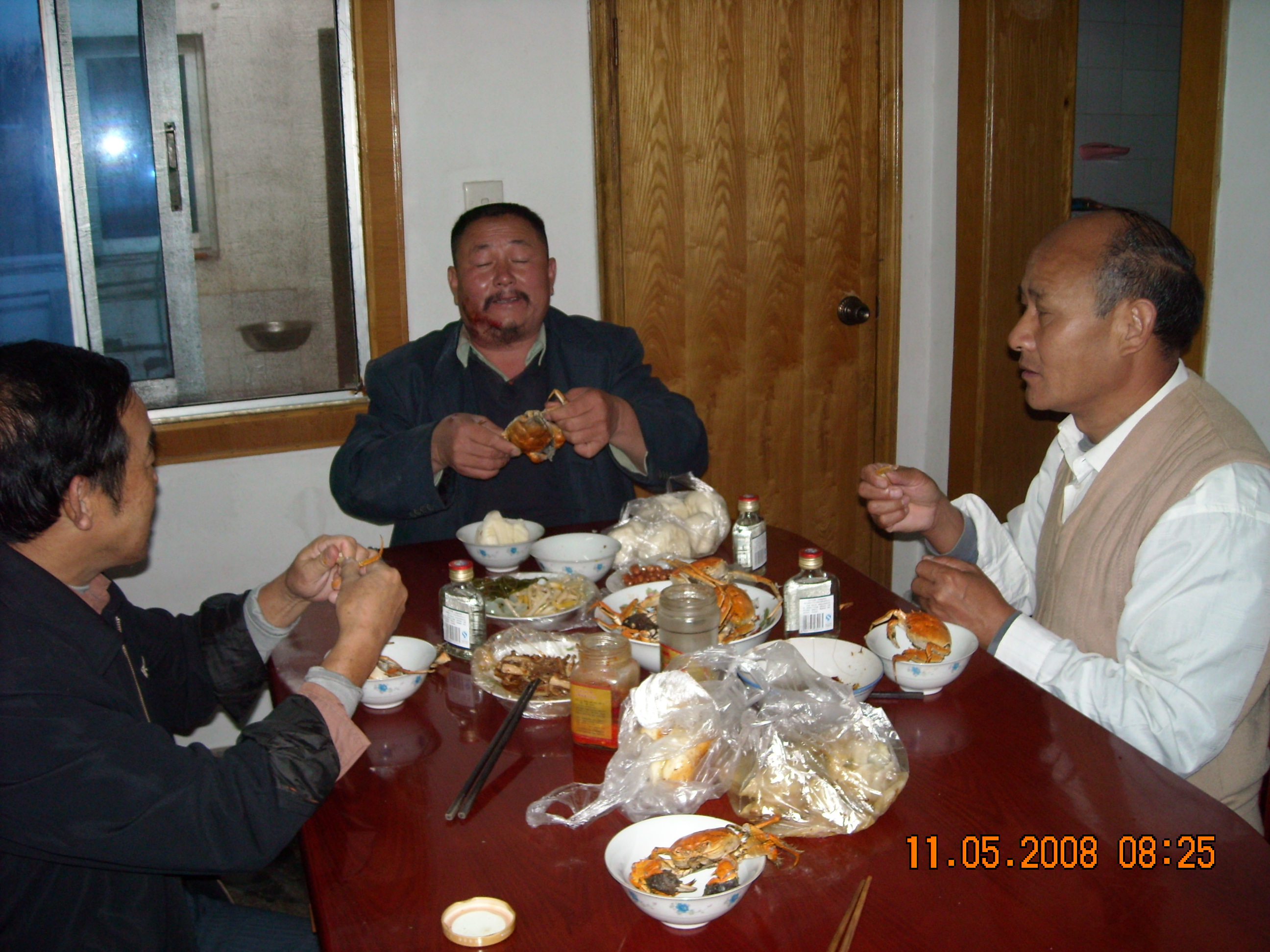 早上道生在树芬家吃大闸蟹