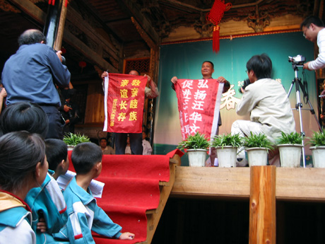 我们的汪家胖子在大陈，一时间成了名人，电视台和媒体争相采访的新闻人物。