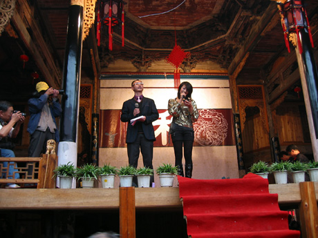 靓丽的主持人宣布“春妮行动”文艺节目演出开始。