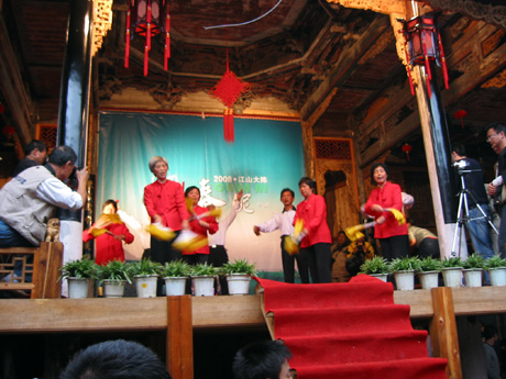 由大陈老年大学演出的“咱们老年好宽心”。等等，暂不能一一介绍了，电板能量不足省着点拍。相机电池电能有