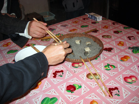 一会工夫，香糯可口的麻糍就放在我们面前，大家来不及就抢吃起来。