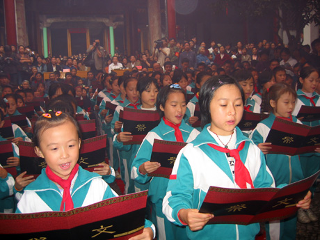 跟随书记吟诵祭文。