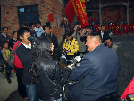 我马上通知刚刚赶来的省、地、市记者前去采访，道生一下子成了从媒体的焦点。