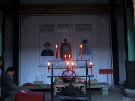 这是宗祠三进的祭堂，祖宗的画像挂在正中，放放着供品和香烛，有专人管理。