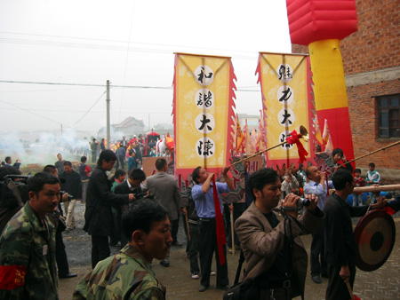 队伍游行开始。