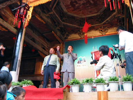 最激动人心的时刻到来，咱们的道生胖子上场了。他成了盛会的亮点，将整个会场气氛推上了高潮。