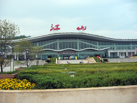 走出江山火车站，不忘留个纪念。