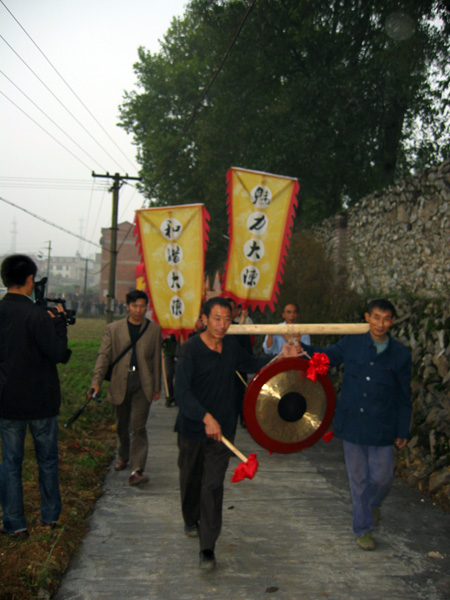 沿着乡间小道，掀开了节日狂欢的序幕。