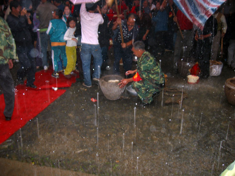 在倾盆大雨下，麻糍表演赛开始，奇怪的是，比赛刚结束，大雨也嘎然而止，象征着明年肯定风调雨顺，五谷丰登