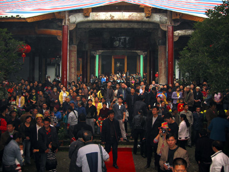 整个宗祠内容纳了将近一千多人。