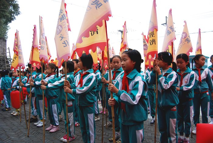 踩街表演前的旗阵