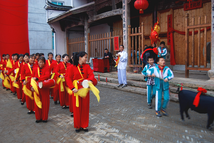 踩街表演前的村腰鼓队