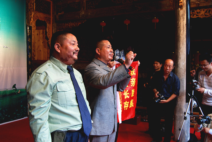 村书记汪衍君向观众介绍来自安徽金寨的汪道生本家