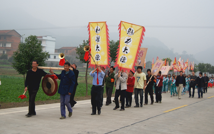 踩街队伍经过48省道