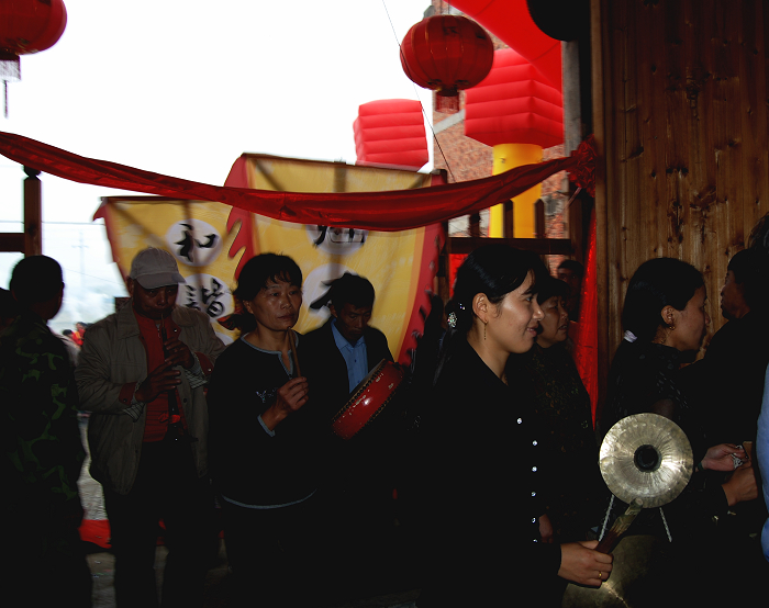 打开中门，喜迎八方嘉宾