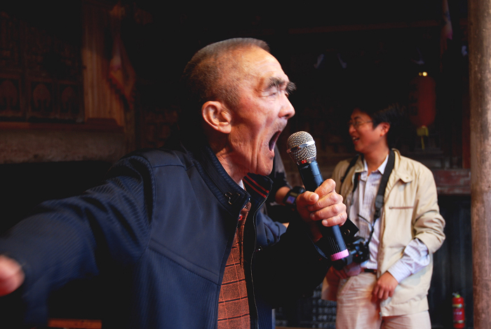 77岁汪文宽在表演顺口溜