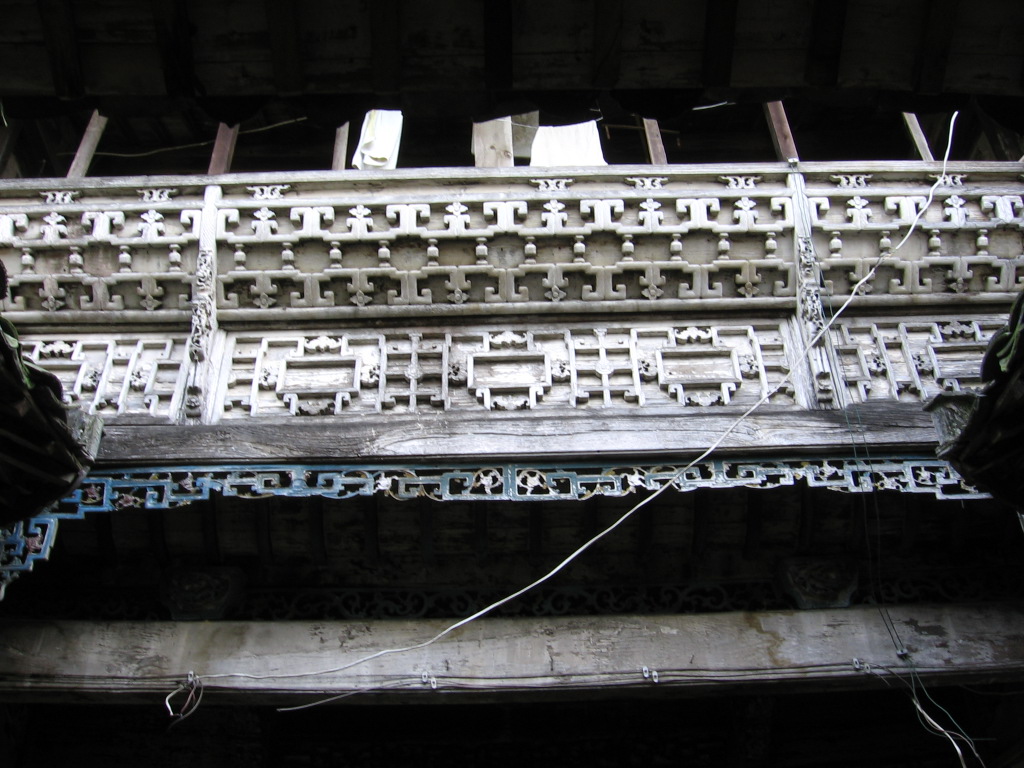 半月台傍的老房天井口一侧