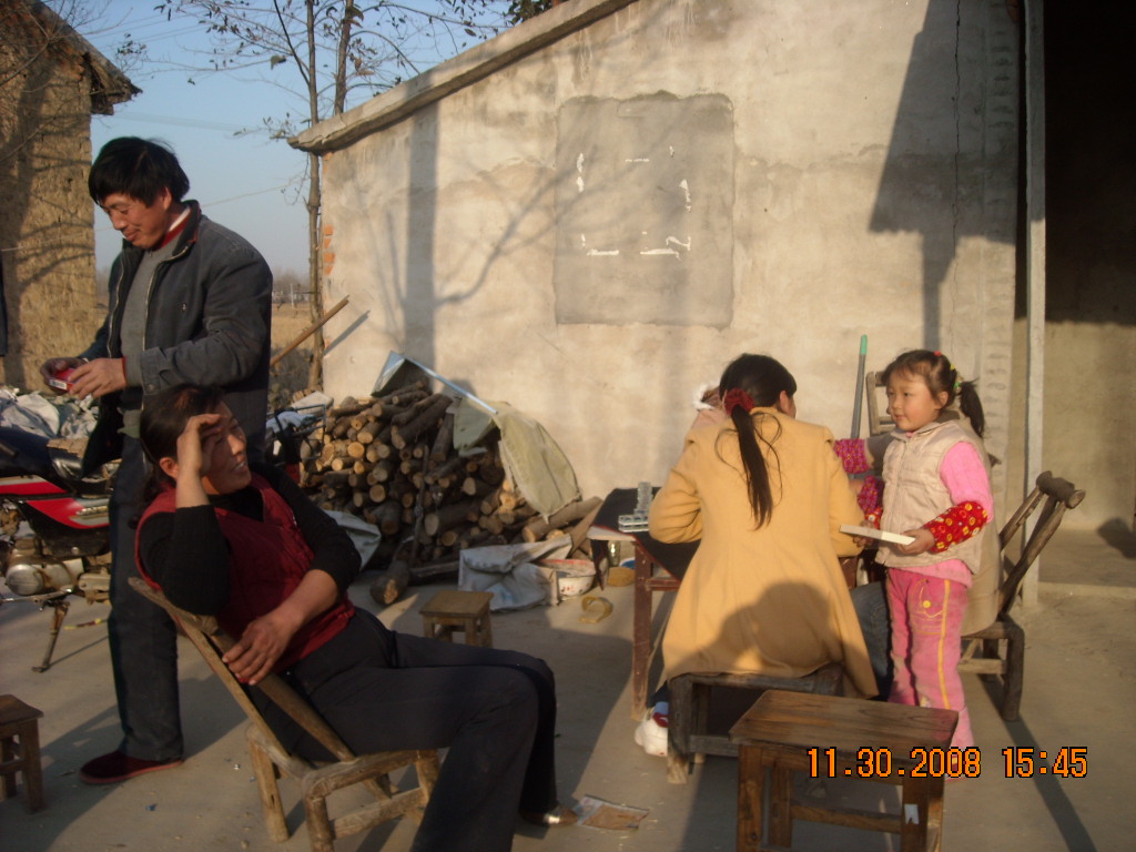 汪家店老板正在拿烟