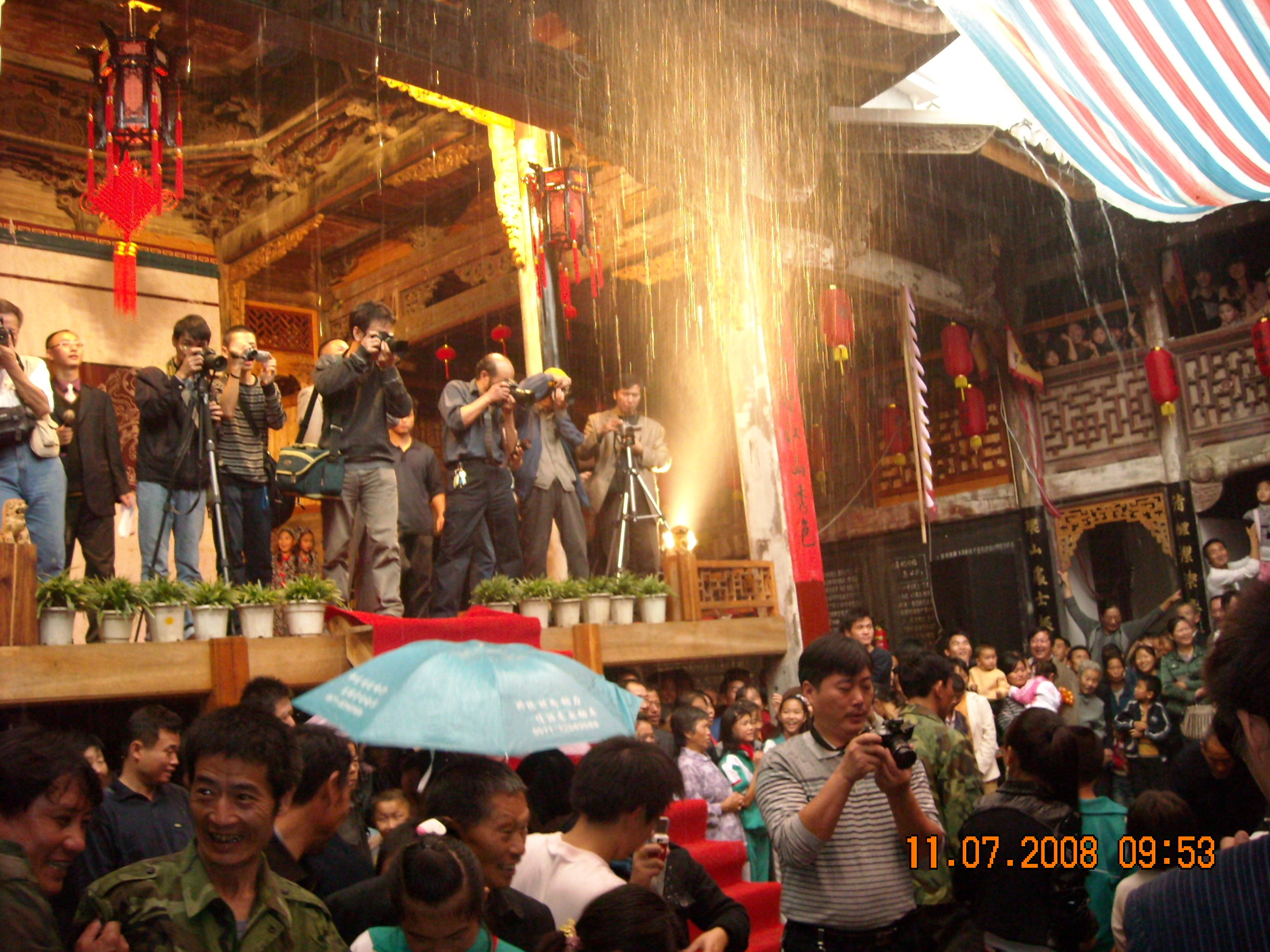 大雨倾盆象征着风调雨顺老佛爷来临