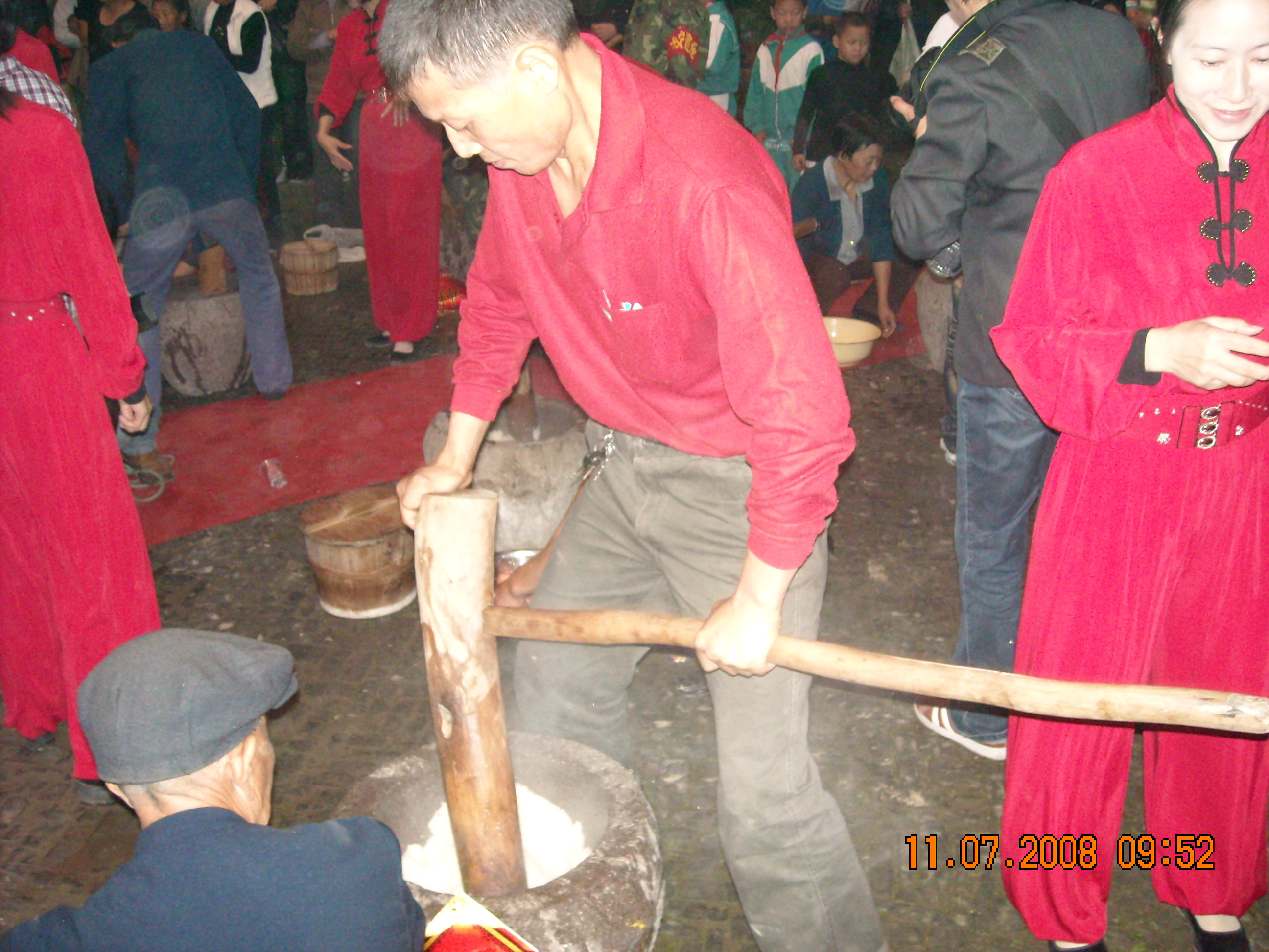 热气腾腾麻糍正式开始