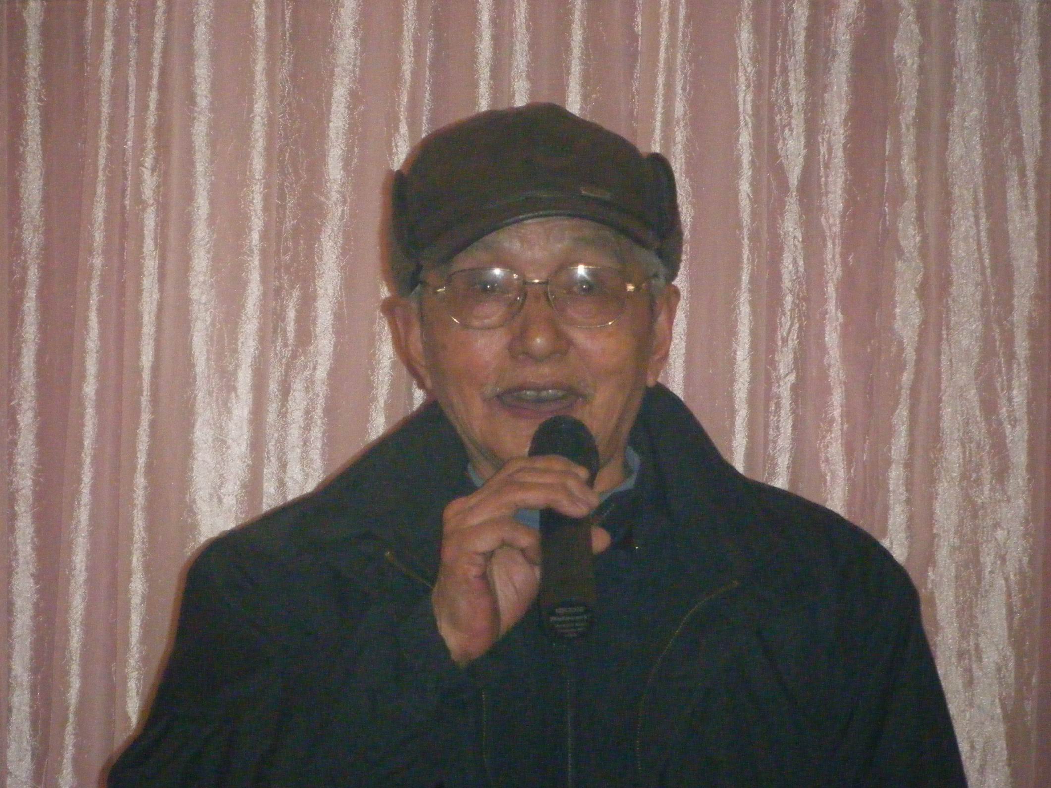 汪王墓址立碑写字者、合肥义城汪氏族长、九十高龄的汪昌焕本家，在晩宴大厅用宏亮的嗓音激情表演长段京剧清