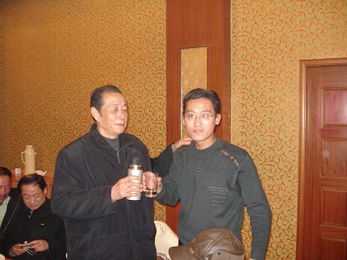 与立碑人之一“汪永富”合影