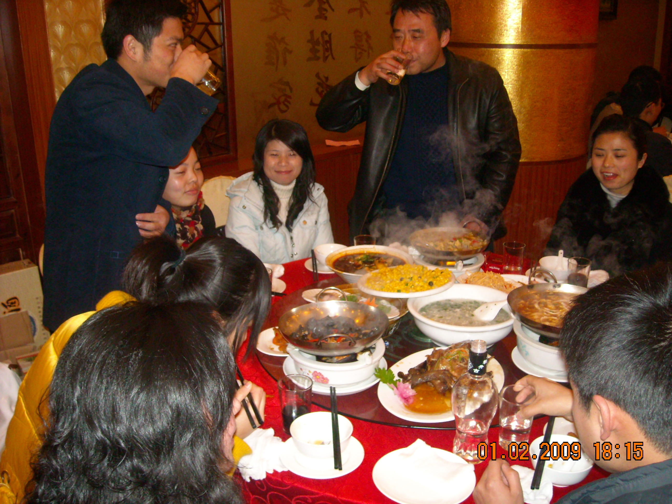 二人对饮亲情无限