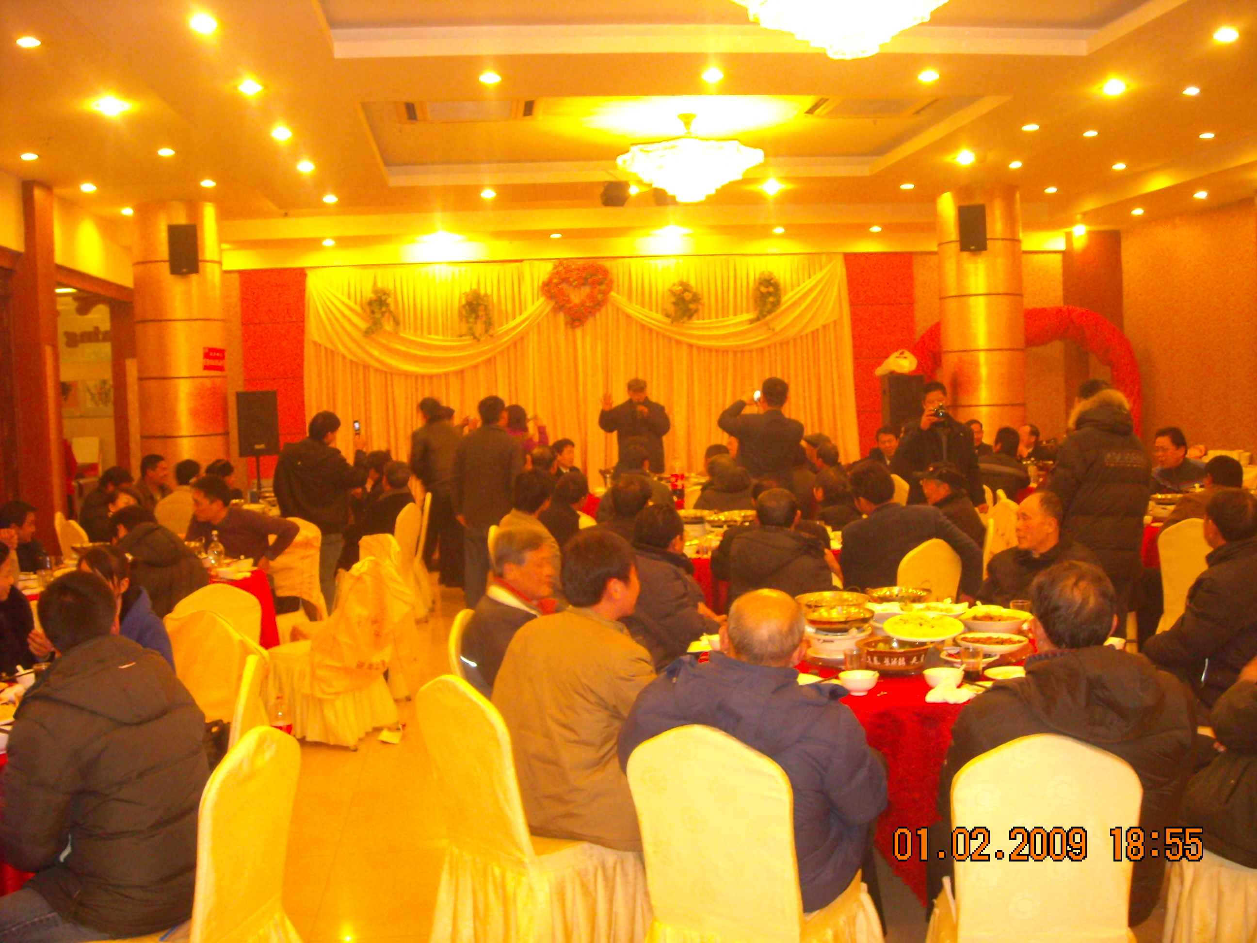 老爷子90岁了在台上唱歌助兴