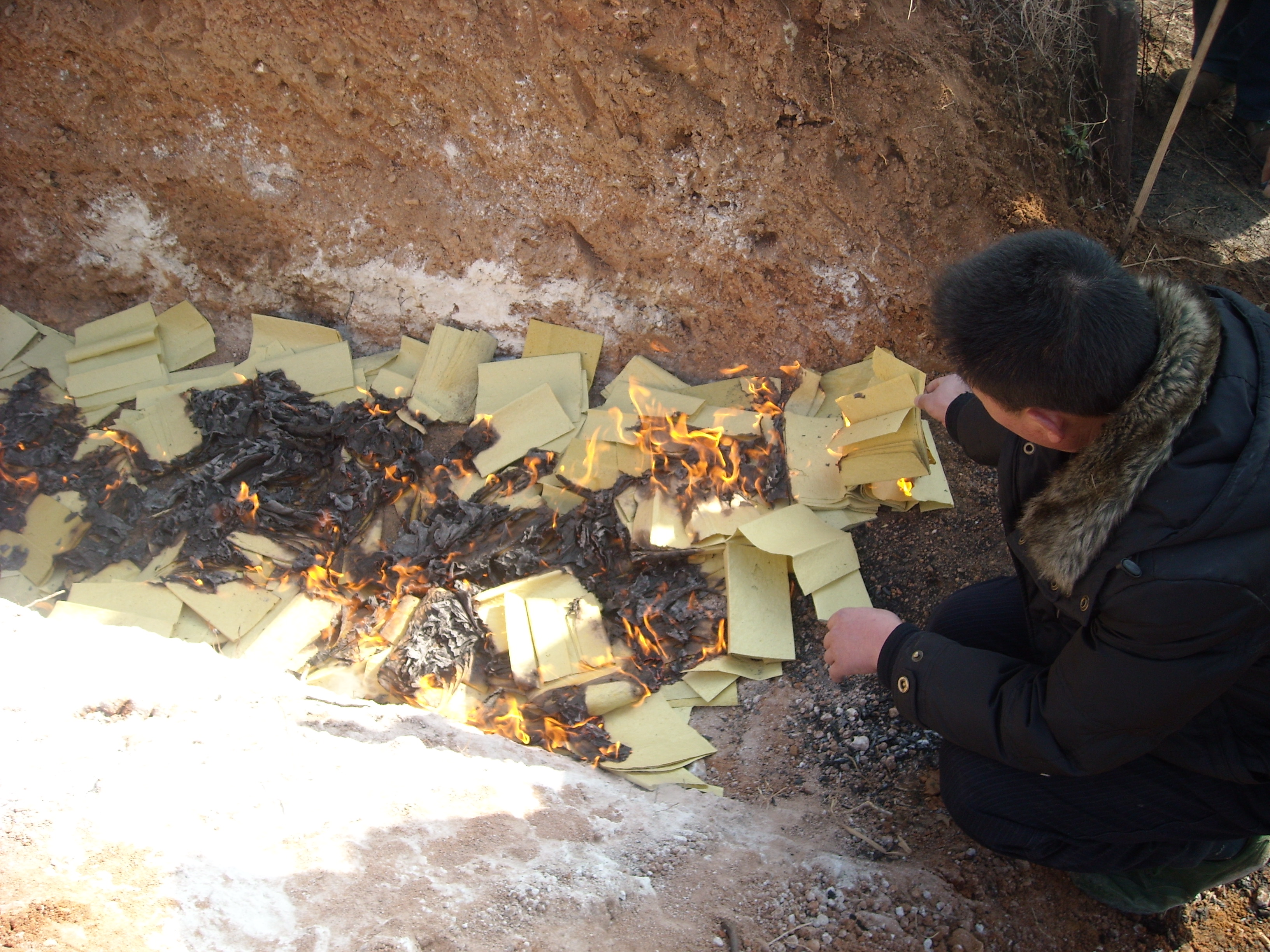 奶奶大人就要走了、给奶奶烧纸钱胖子道生心里好难受啊！奶奶大人一路走好！