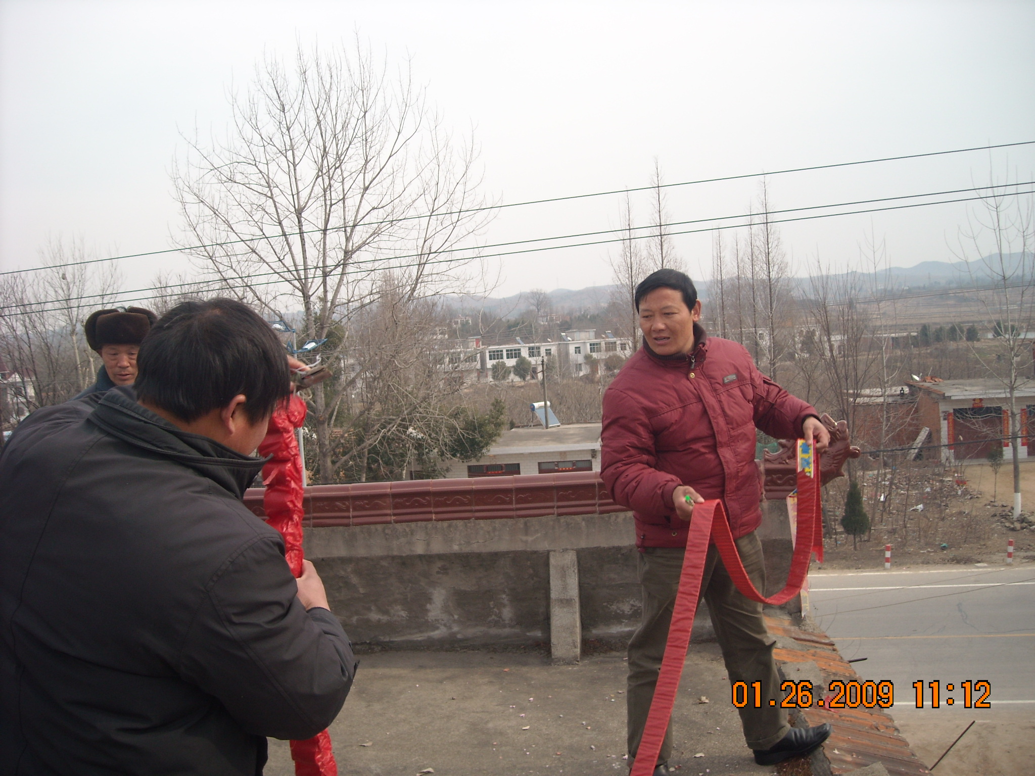 大家正在放鞭炮迎接新得一年