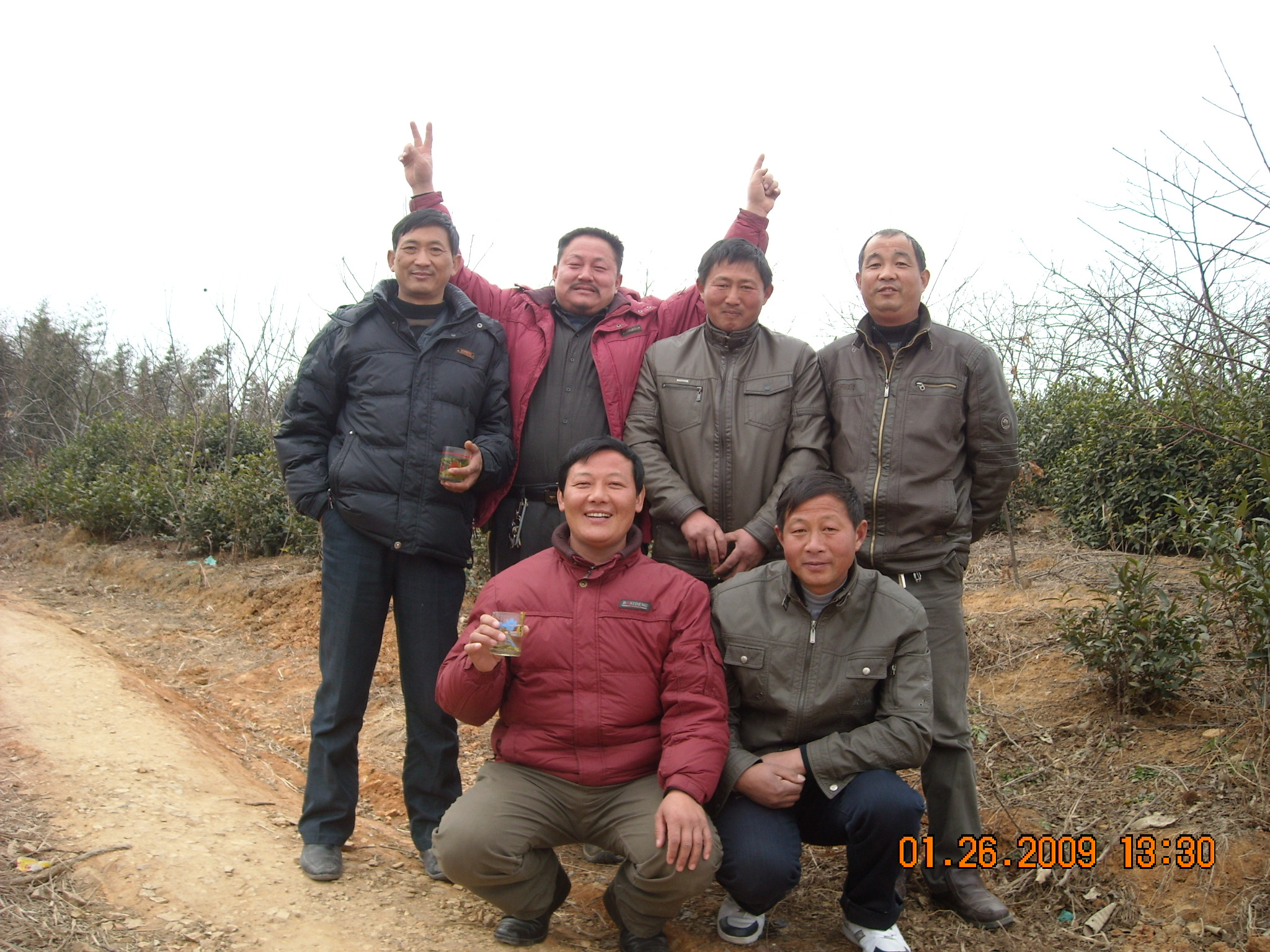 左起：93世孙4567四兄弟、汪道明、汪道生、汪道龙、汪道敏，前排右起汪道兵、汪道堂六兄弟给大家拜年那